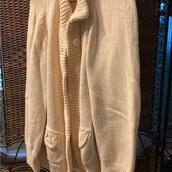 Beautiful sweater with fitted back, sculpted pockets. - Picture 6 of 7